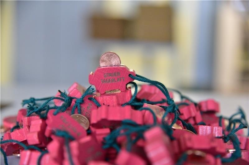 Die rosafarbenen Holzschweinchen mit dem Cent-Stück im Rücken bringen Glück – an Silvestermorgen steigt der Verkauf kreisweit.