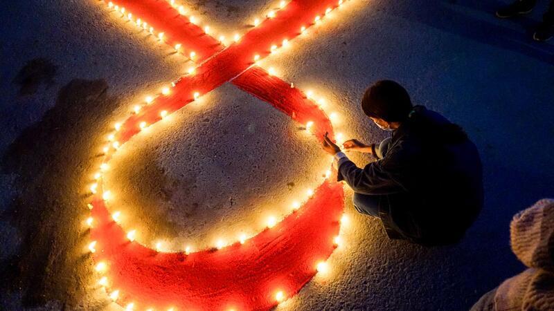 Aids-Konferenz in München - UN-Ziele auf der Kippe? Die rote Schleife ist ein Symbol der Solidarität mit HIV-Infizierten. (Archivbild)