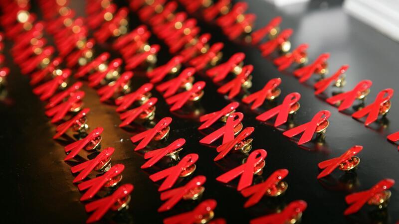 Welt-Aids-Tag: Sorge um Ausbreitung von HIV in Osteuropa Die rote Schleife steht für den Kampf gegen Aids.