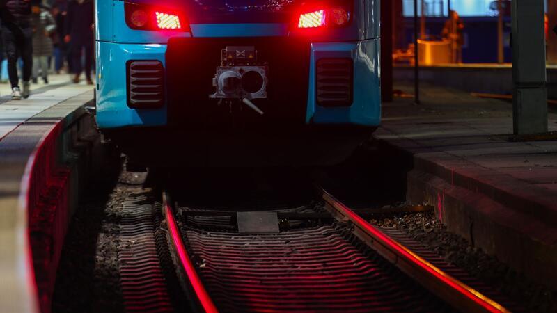 S-Bahn kündigt für den Streikfall wieder Notfahrplan an Die roten Rückleuchten einer Regionalbahn leuchten im Hauptbahnhof.