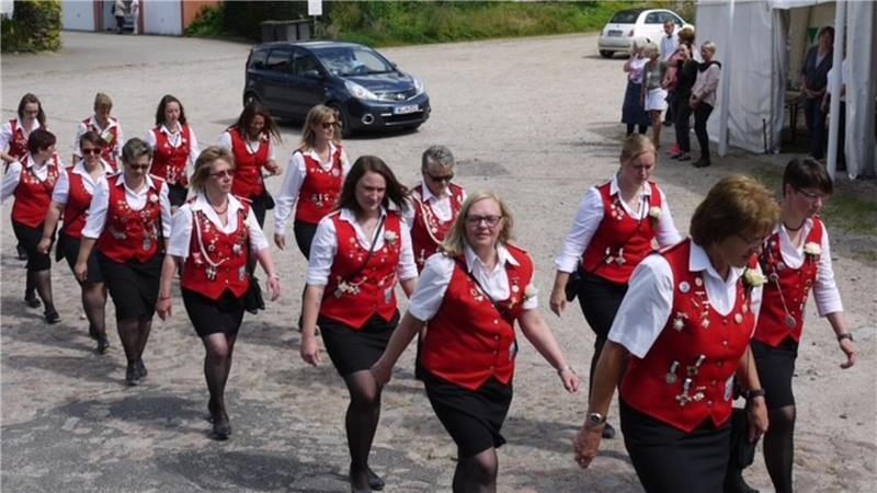 Die roten Westen des Schwarz-Roten Rotts gehen auf die Uniformjacken des Fanfarenzugs zurück.