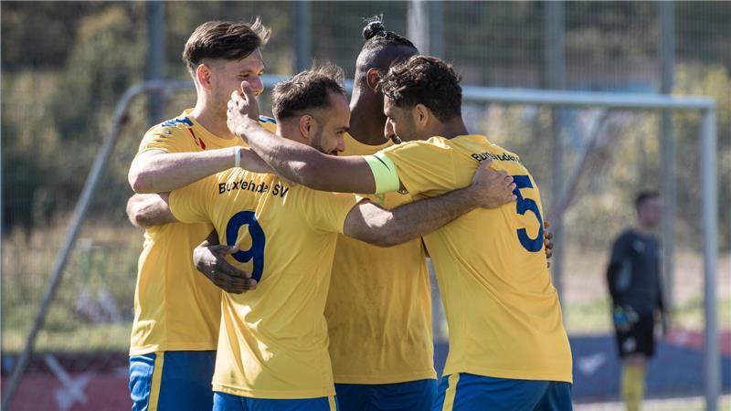 BSV ist mit „Lotto-Gewinn“ und Oberliga-Erfahrung auf Aufstiegskurs Vier Fußballer des Buxtehuder SV bejubeln ein Tor und umarmen sich dabei.