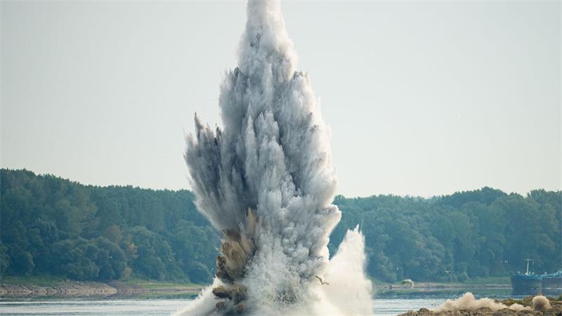 Niedrige Donau: Rumänien schaltet AKW Cernavoda komplett ab Die rumänische Marine sprengte jüngst Felsen, um angesichts des außergewöhnlich niedrigen Wasserstands der Donau die Wasserzufuhr zum Kernkraftwerk Cernavoda zu verbessern.