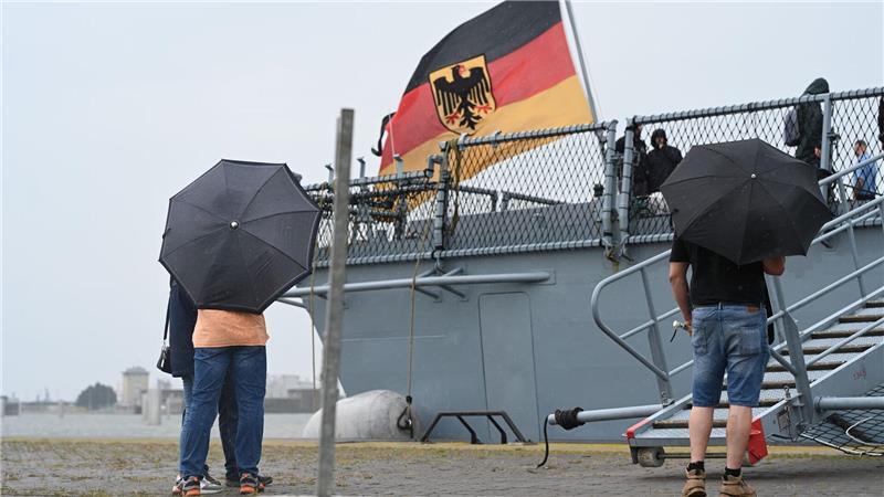 Fregatte „Hamburg“ läuft zu Nato-Einsatz aus Die rund 250 Soldatinnen und Soldaten an Bord des Marineschiffes wurden von Familien, Freunden und Kameraden am Pier des Marinestützpunktes verabschiedet.