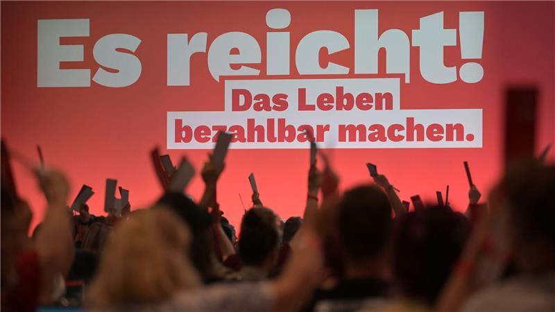 Die rund 500 Delegierten in Potsdam beraten bis Sonntag die Linie der Partei.