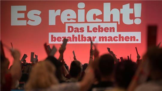 Die rund 500 Delegierten in Potsdam beraten bis Sonntag die Linie der Partei.