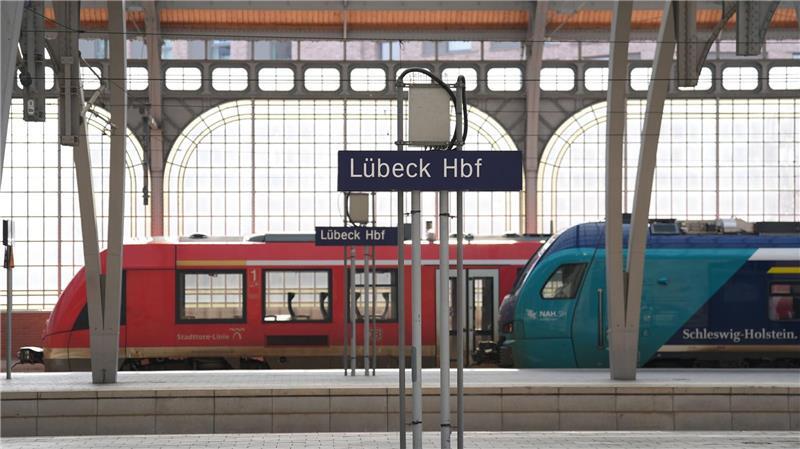 Die rund 60 Kilometer lange Bahnstrecke zwischen Lübeck in Schleswig-Holstein und Bad Kleinen in Mecklenburg-Vorpommern wird modernisiert und ausgebaut. (Archivbild)