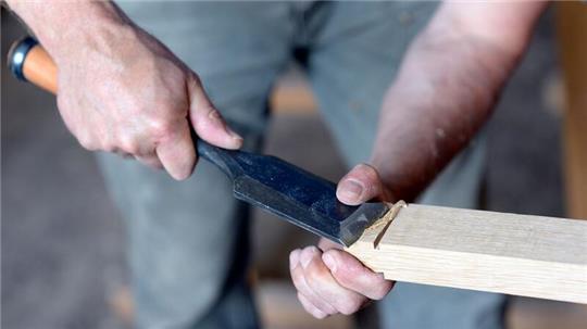 Die rund 83.000 Beschäftigten im Tischlerhandwerk im Nordwesten sollen nach Vorstellung der IG Metall deutlich mehr Geld bekommen. (Archivbild)
