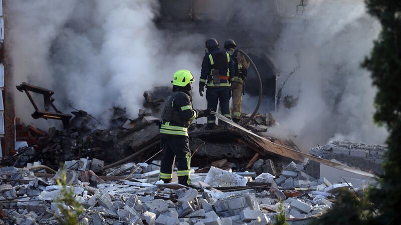 Russischer Großangriff bei Charkiw Die russische Armee greift die Region um Charkiw an - hier sind Rettungskräfte bei der Arbeit in einem Haus zu sehen.