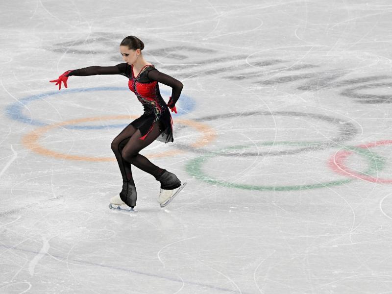 Die russische Eiskunstläuferin hat ihre Mannschaft zu Gold geführt und gilt auch im Damen-Einzel als Mitfavoritin. Foto: Peter Kneffel/dpa