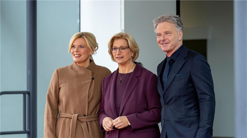 Die saarländische Ministerpräsidentin und Bundesratspräsidentin Anke Rehlinger (SPD) (M.) begrüßt zum Tag der Deutschen Einheit in ihrem Land ein besonderes Paar: Bundestagspräsidentin Julia Klöckner (CDU) mit ihrem Lebensgefährten Jörg Pilawa. 