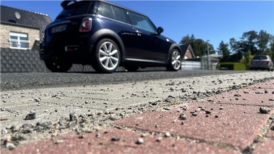 Die sanierte Dammhauser Straße hat einen neuen Belag. Die Lärm verursachende Splittschicht ist Geschichte.
