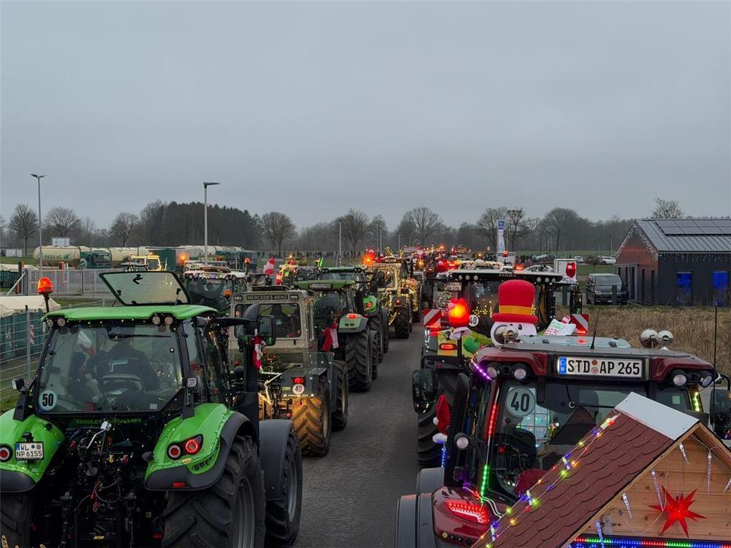 Die schaulustigen Apenser erwarten die Kolonne an den Straßenrändern.