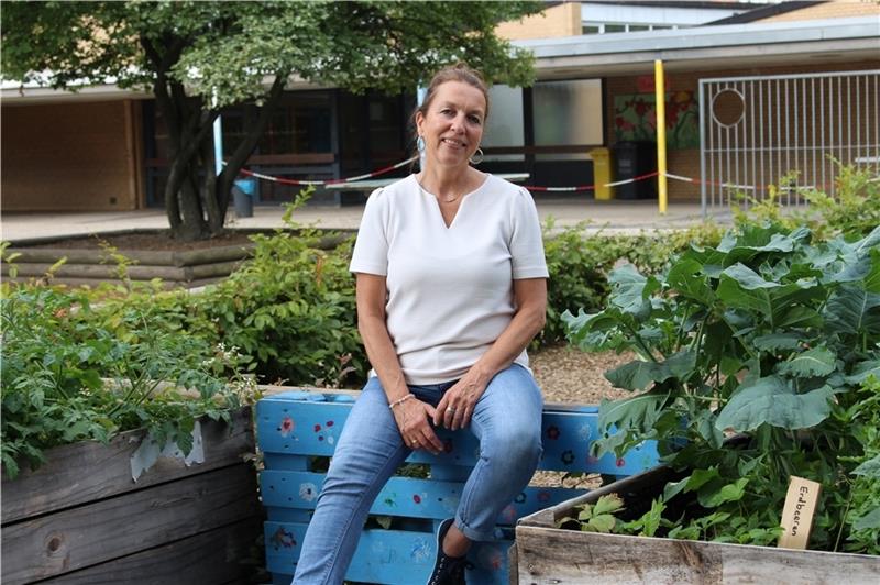 Die scheidende Schulleiterin Annette Brenken bei den Hochbeeten, die die Schule in der Corona-Zeit bepflanzt hat. Foto: Frank
