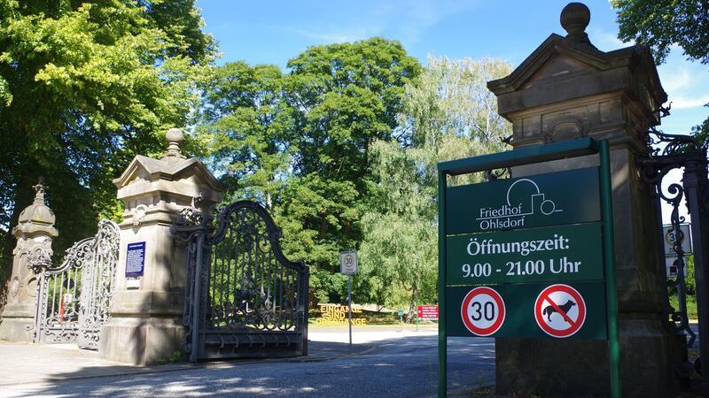 Onlinesuche für Verstorbene auf großen Hamburger Friedhöfen Die schmiedeeisernen Tore am Haupteingang zum Ohlsdorfer Friedhof in Hamburg sind geöffnet.