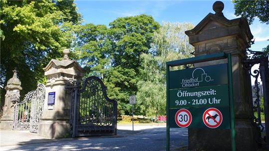 Die schmiedeeisernen Tore am Haupteingang zum Ohlsdorfer Friedhof in Hamburg sind geöffnet.