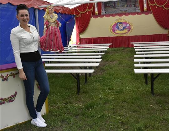 Die schöne Prinzessin ist eine Hauptfigur im Puppentheater: Juniorchefin Jasmin Lauenburger mit ihrer Lieblingspuppe im Theaterzelt. Foto: Felsch