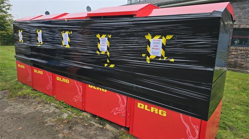 Ekel-Müllberge vor Kleidercontainern: DLRG packt im Kreis Stade selbst an Die schwarze Folie an den Containern in Horneburg soll signalisieren: Einwerfen verboten.