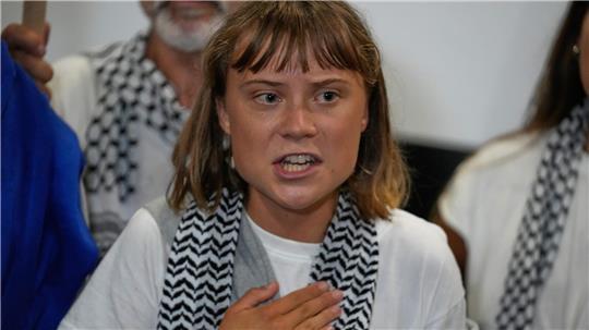 Die schwedische Aktivistin Greta Thunberg kommt auf dem internationalen Flughafen Eleftherios Venizelos.