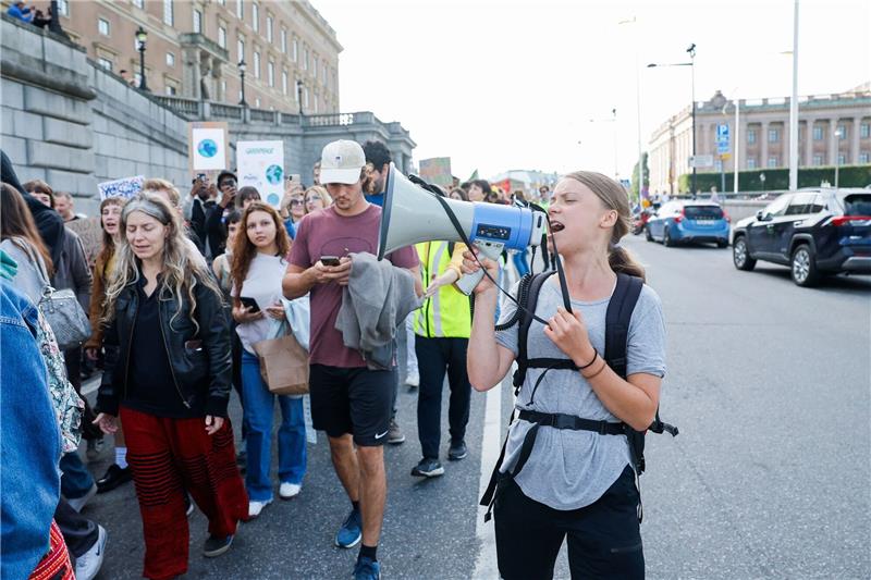 Die schwedische Aktivistin Greta Thunberg und weitere, überwiegend junge Menschen ziehen durch Stockholm.