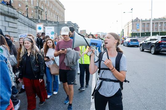 Die schwedische Aktivistin Greta Thunberg und weitere, überwiegend junge Menschen ziehen durch Stockholm.