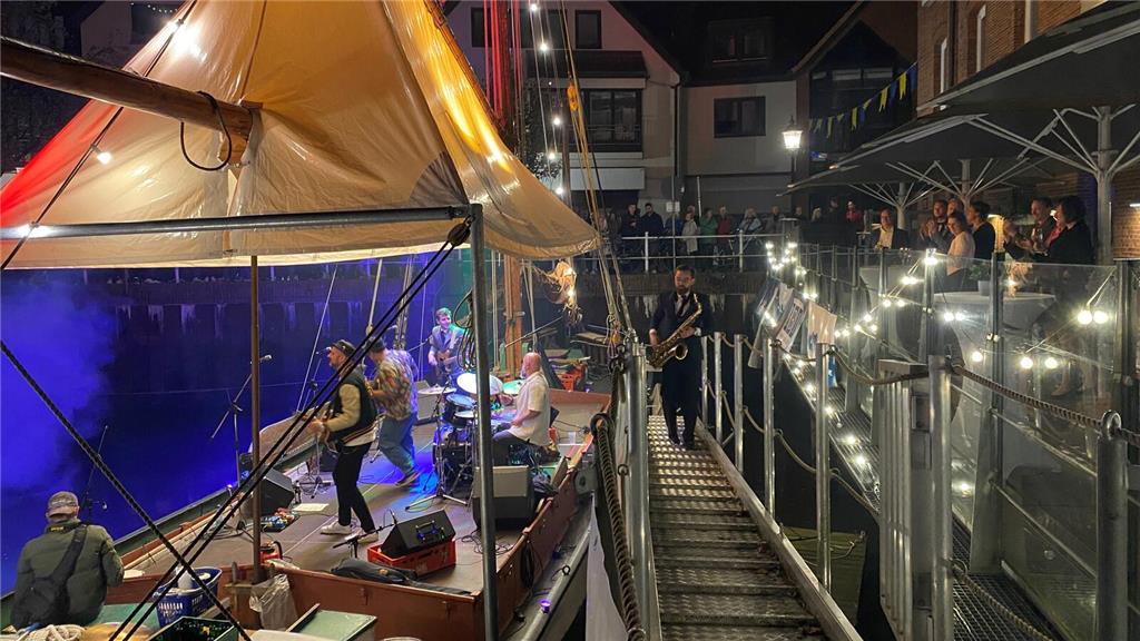 Die schwedische Band Faela heizt dem Publikum von der schwimmenden Ewer-Bühne au...