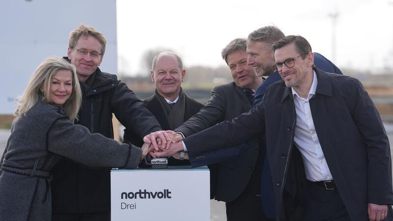 Die schwedische Botschafterin Veronika Wand-Danielsson (von links), Ministerpräsident Daniel Günther, Bundeskanzler Olaf Scholz Wirtschaftsminister Robert Habeck, Northvolt-CEO Peter Carlsson und Geschäftsführer Christopher Haux beim Baubeginn.