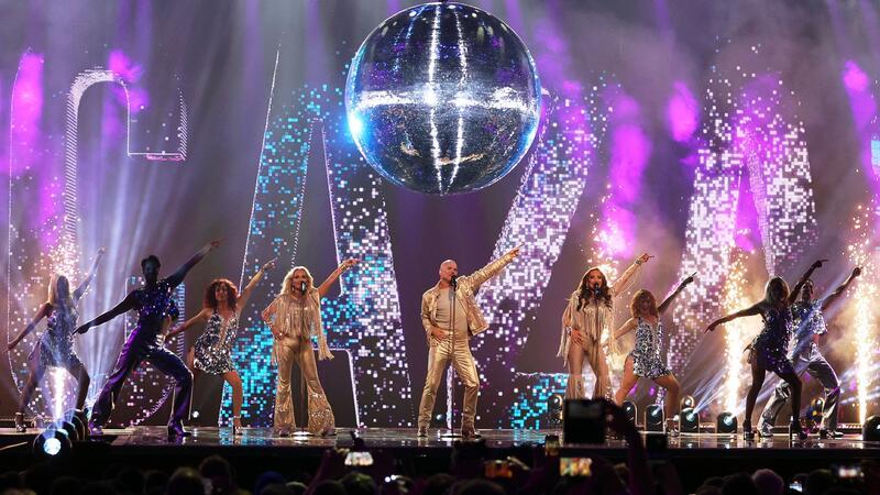 Buhrufe, Rauswurf, Festnahmen: Eklats bei ESC-Finale Die schwedische Disco-Band Alcazar sang ihren Klassiker „Crying at the Discoteque“.