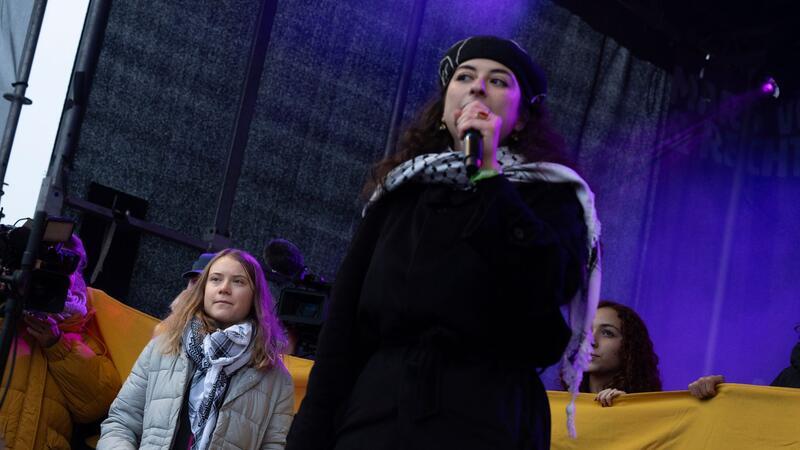 Die schwedische Klimaaktivistin Greta Thunberg (l) steht neben der Palästina-Aktivistin Sara Rachdan auf der Bühne einer Kundgebung in Amsterdam.