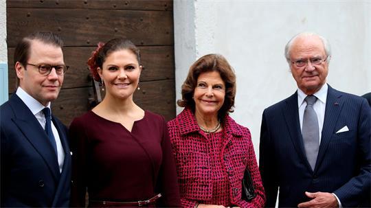 Die schwedische Königsfamilie - hier (v.l) Prinz Daniel, Kronprinzessin Victoria, Königin Silvia und König Carl XVI. Gustaf - kommt geschlossen zum Begräbnis nach Oslo. (Archivbild)
