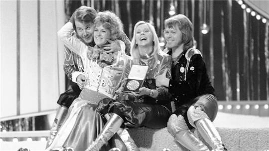 Die schwedische Popgruppe Abba feiert den Sieg beim Eurovision Song Contest 1974 in Brighton.