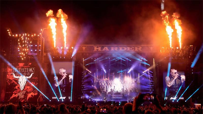 Die schwedische Power Metal-Band Sabaton steht beim Wacken Open Air auf der Bühne.
