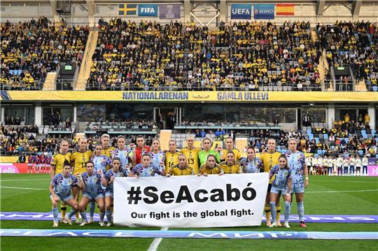 Die schwedische und die spanische Mannschaft setzten vor dem Spiel ein Zeichen gegen sexuelle Übergriffe.