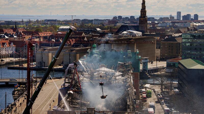 Offene Fragen nach dem Brand in Kopenhagen Die schwer beschädigte alte Börse im Zentrum von Kopenhagen.