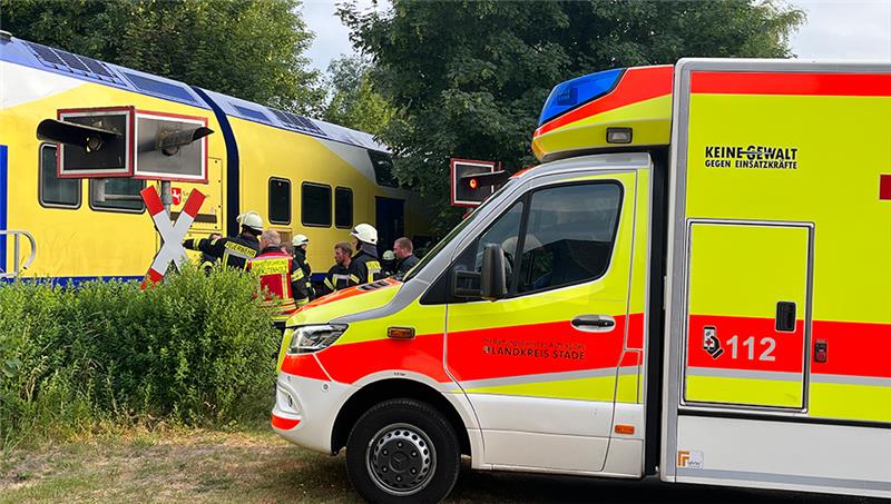 Autofahrerin nach Kollision mit Zug schwer verletzt – EVB-Bahnstrecke gesperrt Die schwer verletzte Frau wurde mit dem Rettungswagen ins Stader Elbe Klinikum gebracht. Foto: Vasel