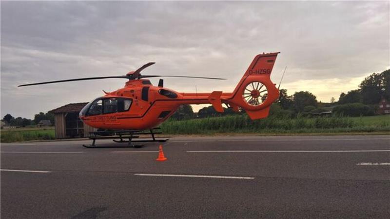 Die schwer verletzte Toyota-Fahrerin wird mit dem Rettungshubschrauber "Christoph 29" in eine Hamburger Klinik geflogen.