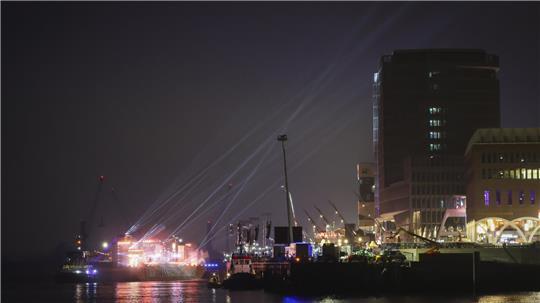 Die schwimmende Bühne der ZDF-Silvestershow liegt am Chicagokai vor dem Westfield Hamburg-Überseequartier in der Hafencity. 