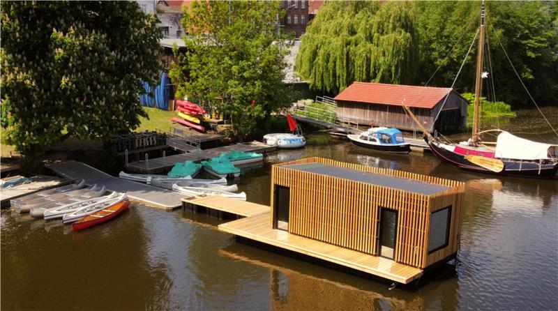 Die schwimmende Sauna beim Sup-Club im Holzhafen wird bei der Langen Nacht zum ersten Mal zur Besichtigung geöffnet.
