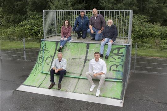 Die sechs Neu Wulmstorfer FDP-Kandidaten auf der Skaterbahn.