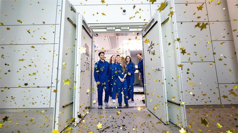 Die sechs Testpersonen verlassen nach 100 Tagen die Simulationsanlage.