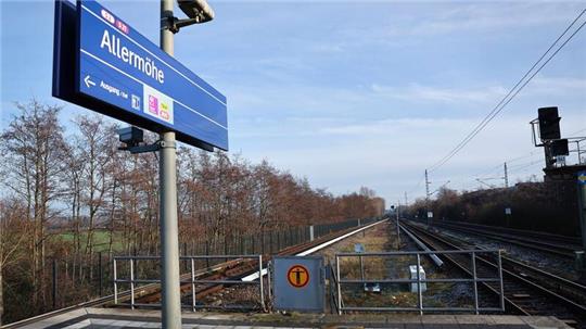 Die sehbehinderte Frau stürzte in die Gleise.