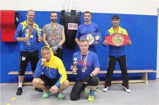 Die sehr erfolgreichen Masters-Boxer des Buxtehuder SV: Marcus Lohmann, Andre Enderl, Siargei Waselewski, Sascha Hrustic (hinten von links) sowie Stephan Walcker-Meyer und Ralf Gruhn (vorne von links). Foto: Bröhan