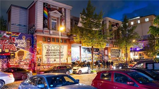 Die seit November 1989 besetzte Rote Flora, ein Restgebäude des ehemaligen Flora-Theaters im Hamburger Schanzenviertel, wird von der Straßenbeleuchtung illuminiert.