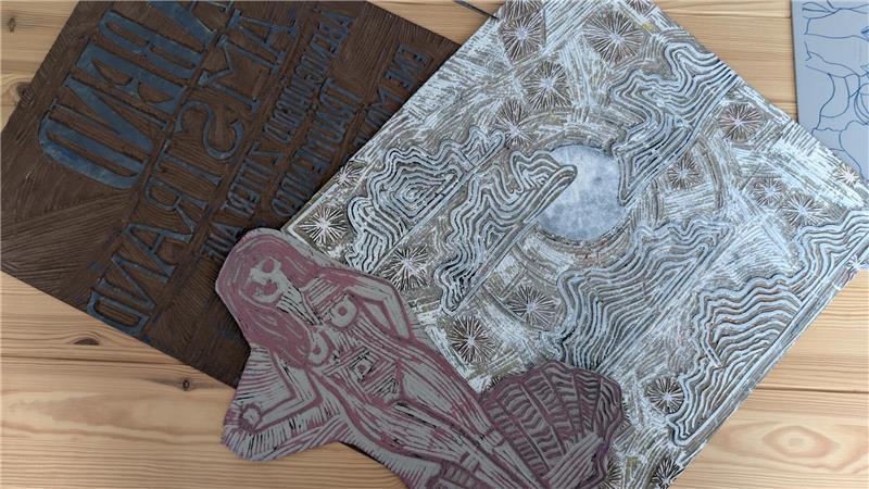 Die selbst erstellten Druckplatten kann Schröder immer wieder nutzen.