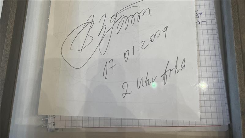 Die signierte Rückseite der Zeichnung von Wladimir Putin - mit Original-Rechtschreibfehler: „Zwei Uhr frhü“ .