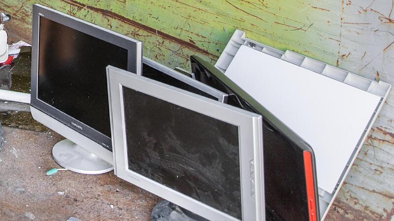 Die sind auch nicht in den richtigen Container gestellt worden: Computerbildschirme auf dem Recyclinghof Harrje in Debstedt.
