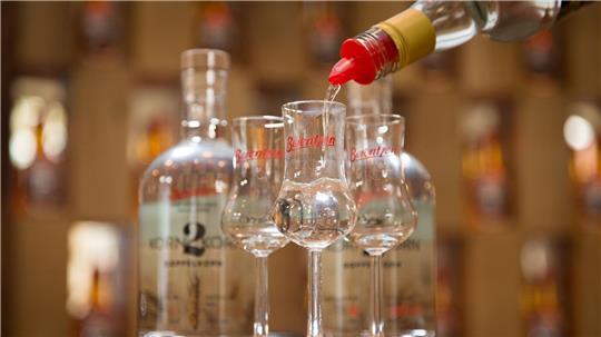 Die sinkende Nachfrage nach Alkohol macht dem Spirituosen-Hersteller Berentzen zu schaffen. (Archivbild)