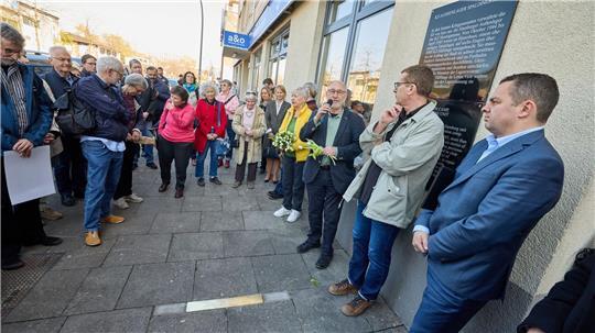 Die sogenannte Stolperschwelle auf dem Gehweg soll die Erinnerung an die mehr als 800 Menschen wachhalten, die als Gefangene im KZ-Außenlager Spaldingstraße starben.