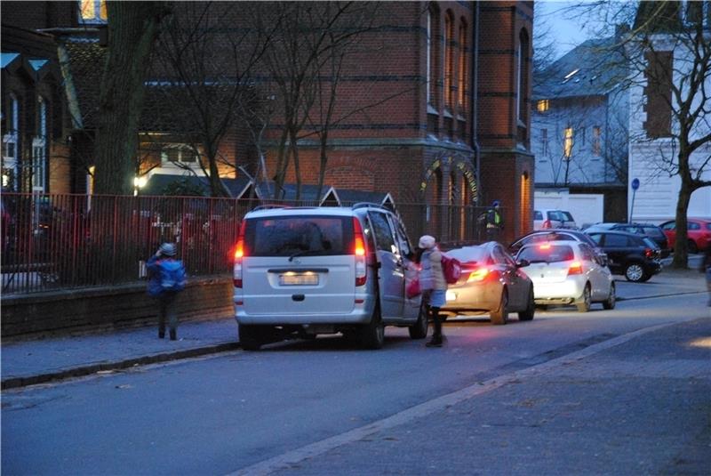 Die sogenannten Eltern-Taxis kommen. An manchen Tagen sorgen sie vor der Grundschule Am Burggraben für chaotische Verkehrsverhältnisse. Foto: Stief