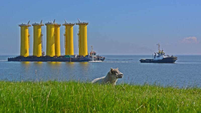 EnBW startet mit Bau von XXL-Windpark in Nordsee Die sogenannten Transition Pieces für den Offshore-Windpark „He Dreiht“ werden bereits transportiert.